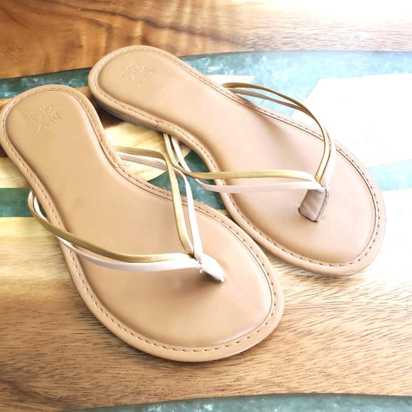 New York & Company Metallic Flip Flop Sandal | Size 6 - Picture 1 of 3